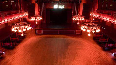 Interior de la Sala Apolo con público bailando