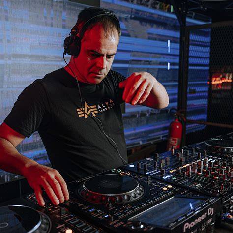 DJ actuando en Moog