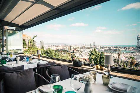 Terraza de Opium Barcelona con vistas al mar
