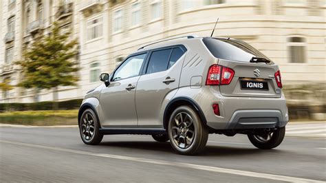 Suzuki Ignis en un camino de tierra
