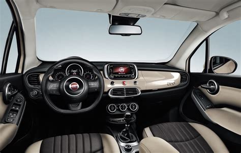Interior de un Fiat 500X Lounge con acabados de cuero