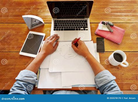 Persona trabajando en un coche tuneado