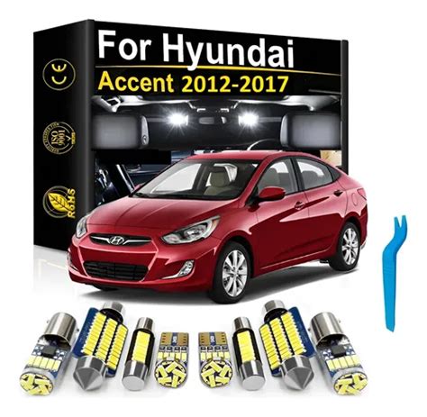 Interior de un Hyundai Accent tuneado con iluminación LED azul