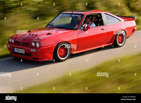 Opel Manta B coupé rojo