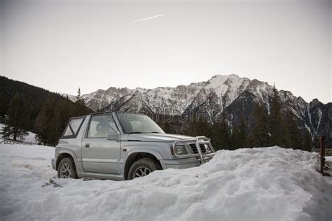 Coche todoterreno en un paisaje montañoso