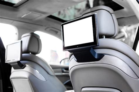 Interior de un SUV moderno con pantalla táctil