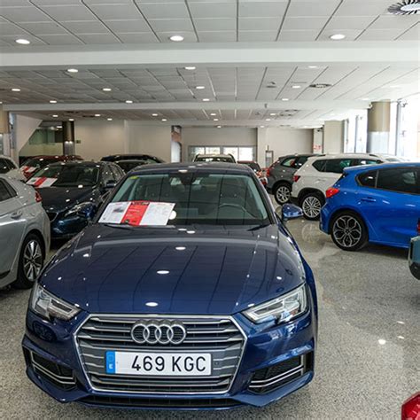 Concesionario de coches de segunda mano con varios SUV y 4x4 en exposición