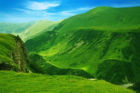 Paisaje de Zuberoa con montañas verdes y un pueblo tradicional