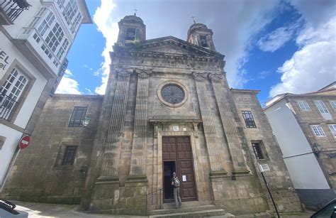 Iglesia de San Miguel en Urdiñarbe con el frontón cercano