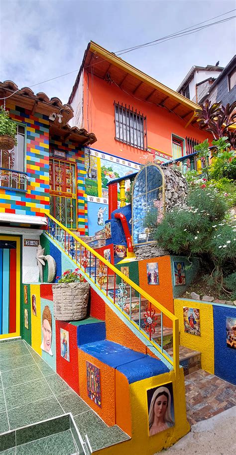 Plaza de Atharratze con sus casas coloridas