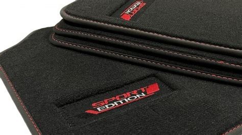 Interior de un Fiat Tipo con alfombrillas de velour grises y negras