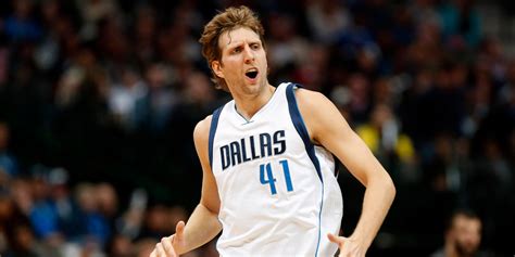 Dirk Nowitzki celebrando una canasta