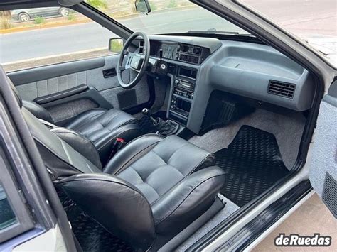 Interior del Renault Fuego con tapizado de cuero
