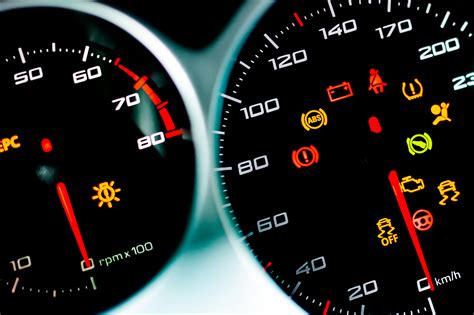 Luz de advertencia de transmisión en el tablero de un coche