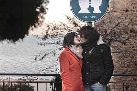 Pareja joven compartiendo un momento romántico