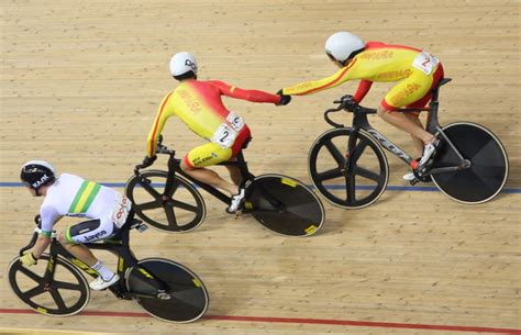 Ciclista de pista en acción en un velódromo