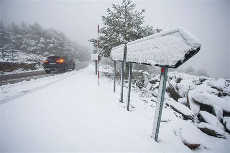 Paisaje invernal gallego con nieve en la carretera