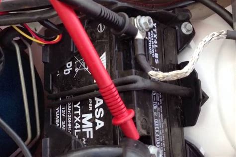 Ilustración detallada de cómo conectar cables de arranque a una batería de coche