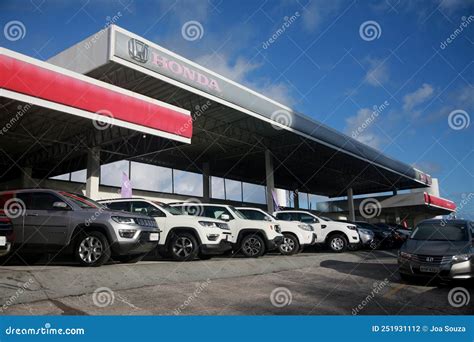 Fachada de un concesionario de coches