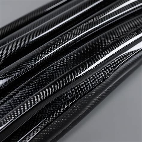 Detalle de la textura de una moldura de fibra de carbono para salpicadero