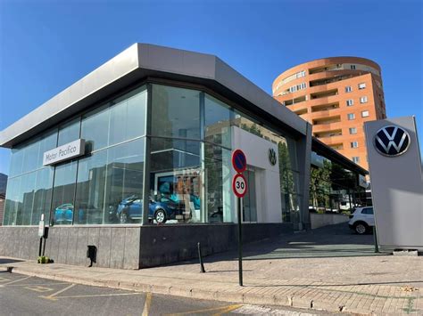 Fachada de un concesionario de coches de ocasión