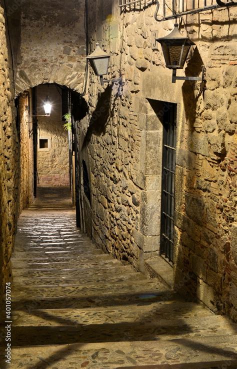 Calle estrecha y empedrada en el casco antiguo de Ciutadella