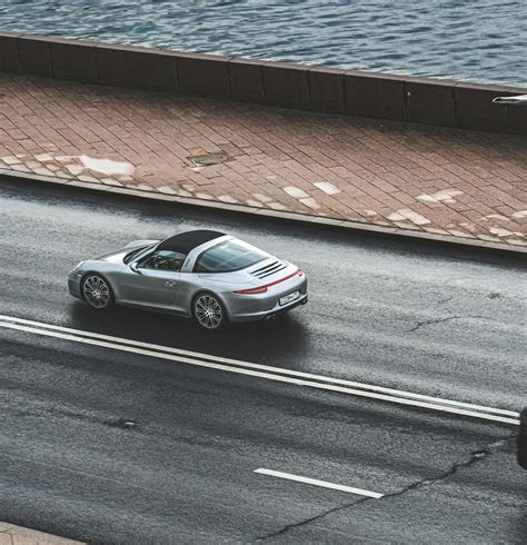 Coche descapotable circulando por una carretera costera en Menorca