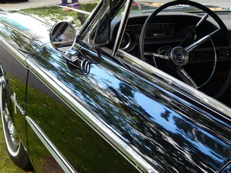 Un coche clásico moderno con detalles de diseño actual