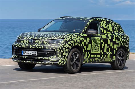 Volkswagen Tiguan conduciendo en carretera