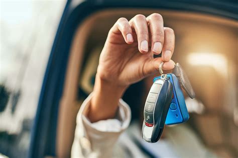 Persona recogiendo llaves de un coche de alquiler