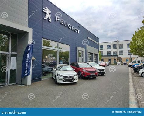 Exterior del concesionario Peugeot en Moaña