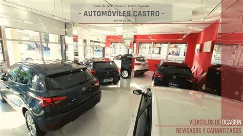 Un concesionario de coches mostrando modelos nuevos