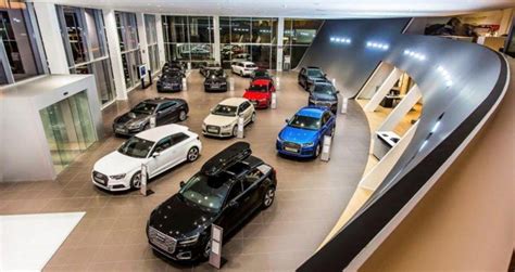 Concesionario de coches con varios vehículos expuestos