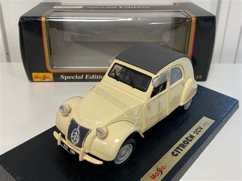 Detalle de un modelo Citroën C2 a escala 1:18