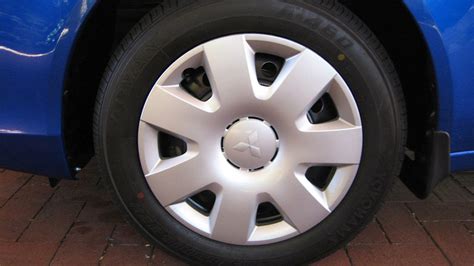 Diagrama mostrando cómo un tapacubos protege una llanta