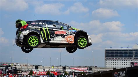 Ken Block celebrando una victoria en rally con su Subaru