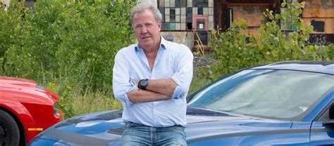 Jeremy Clarkson conduciendo un coche deportivo