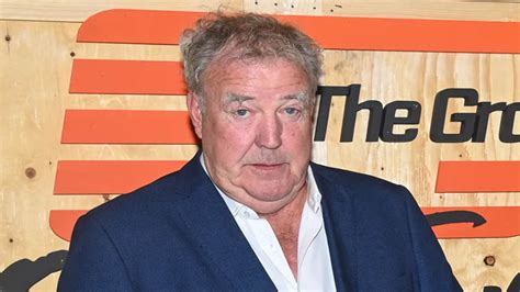 Jeremy Clarkson sonriendo al volante de un Ford Mustang