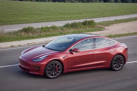 Tesla Model 3 circulando por una carretera escénica