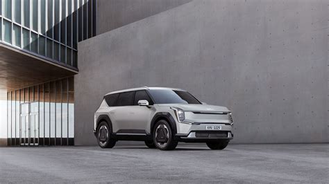 Kia EV9 aparcado frente a un paisaje natural