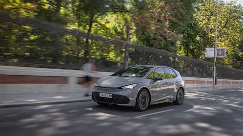 CUPRA Born circulando por un circuito urbano