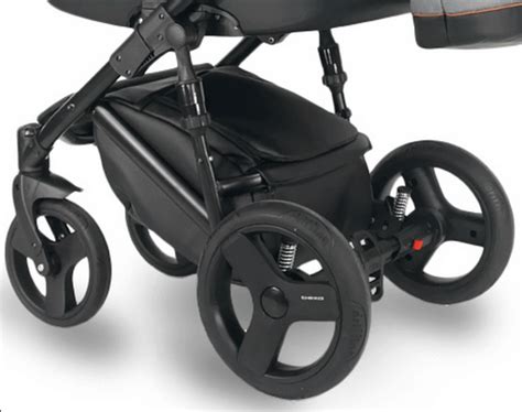 Detalle de las ruedas grandes y la suspensión de un cochecito de bebé