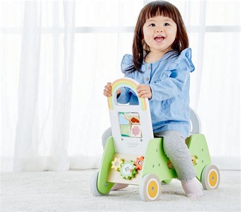 Niño de dos años usando un correpasillos