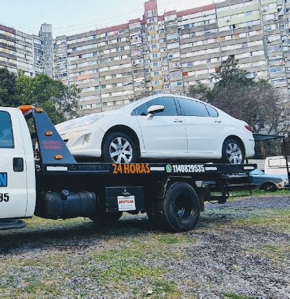 Vehículo antiguo siendo remolcado