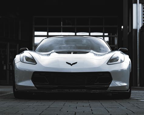 Fotografía de un coche deportivo en un entorno urbano moderno