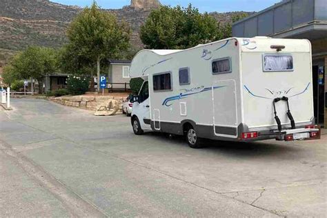 Autocaravana aparcada en un lugar pintoresco