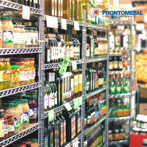 Estanterías de tienda Norauto con productos automotrices