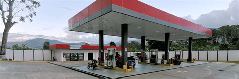 Estación de servicio en una carretera costera