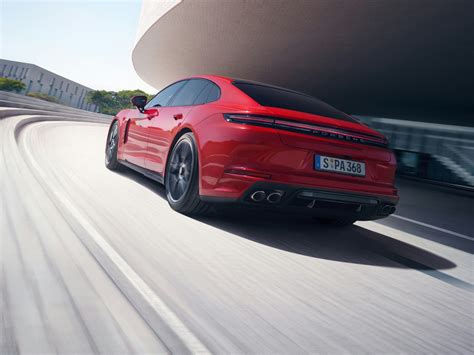 Porsche Panamera en una carretera escénica