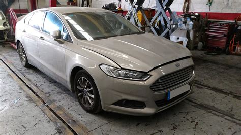 Ford Mondeo en un desguace